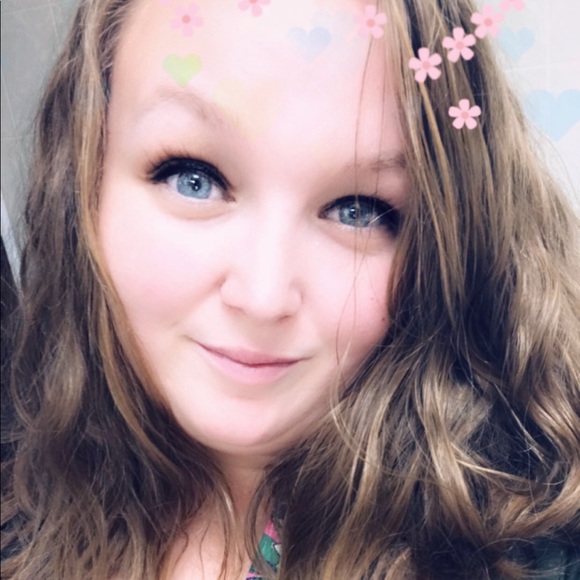 Meet your Posher, Amanda - Picture 2 of 4